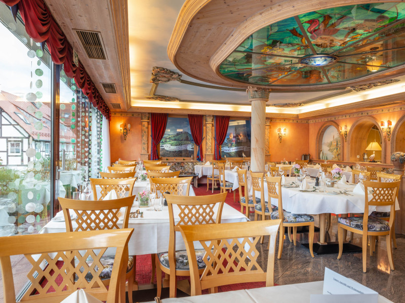 Heller Speisesaal mit kunstvollen Malereien und Panorama Fenstern Urlaub am Bodensee Halbpension