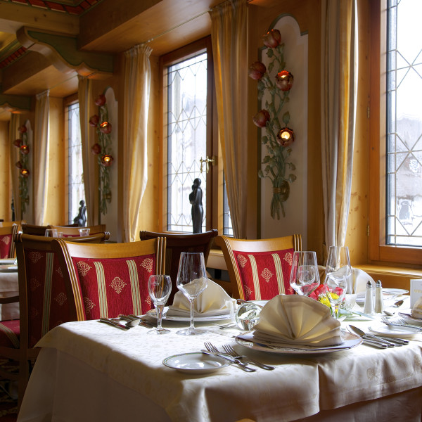 Romantisch gedeckter Tisch am Fenster mit Ausblick – perfekt für Urlaub am Bodensee Halbpension.